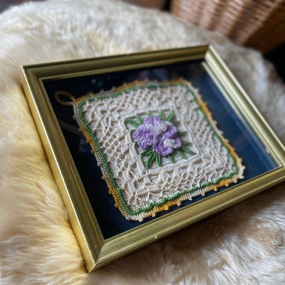 Vintage 8x10” Gold Frame Crochet Hand Knit Embroidery Tapestry Shadow Box - Picture 1 of 8